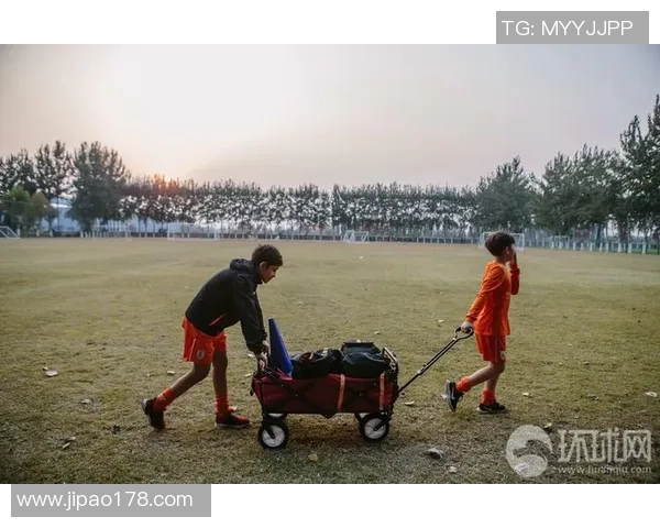 足球球星逛超市上演趣味日常 购物时刻引发粉丝围观与热议