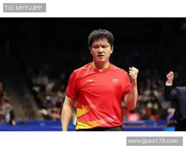 叉腰站立的足球球星展现独特气场与霸气姿态成为场上焦点