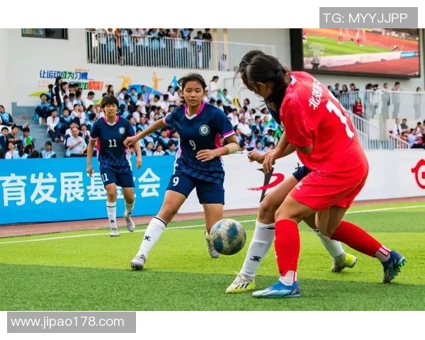 女足明星闪耀绿茵场展风采 足球背后不为人知的坚持与荣耀